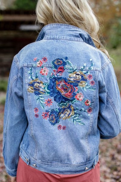 Вышивка на джинсовой ткани