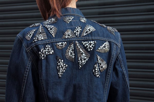 Вышивка на джинсовой куртке