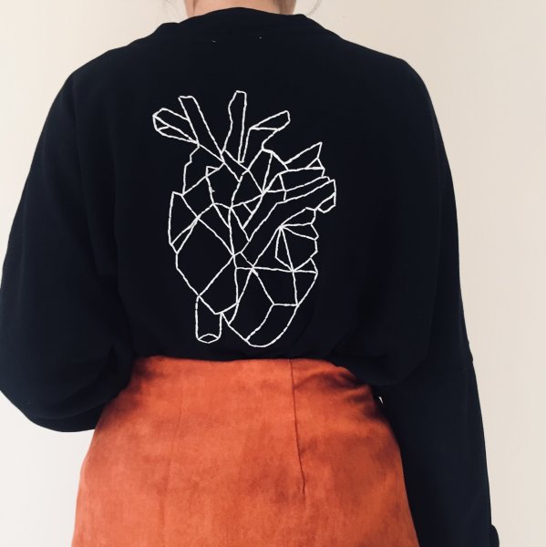 Геометрическая вышивка на толстовке