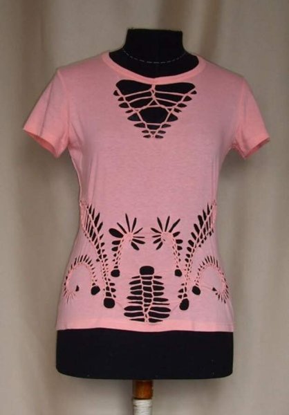 Прорезная аппликация на футболке