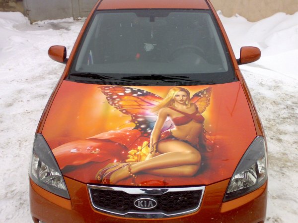 Наклейка на капот для девушки