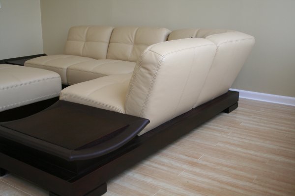 Молочный кожаный диван