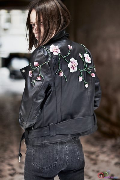 Куртка с вышивкой женская