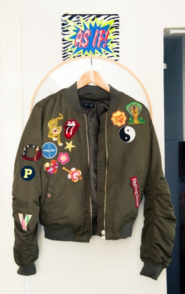 Черная нашивка на куртку