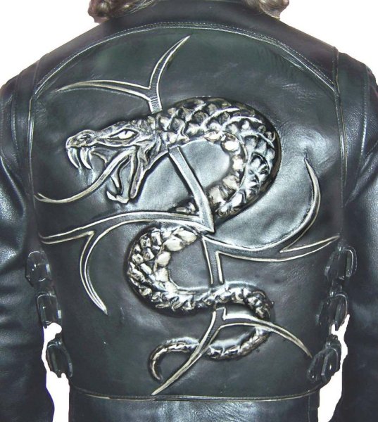 Кожаная куртка с тиснением