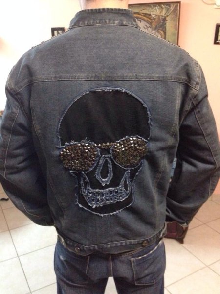 Череп на джинсовке