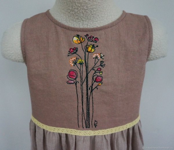 Льняное платье с вышивкой