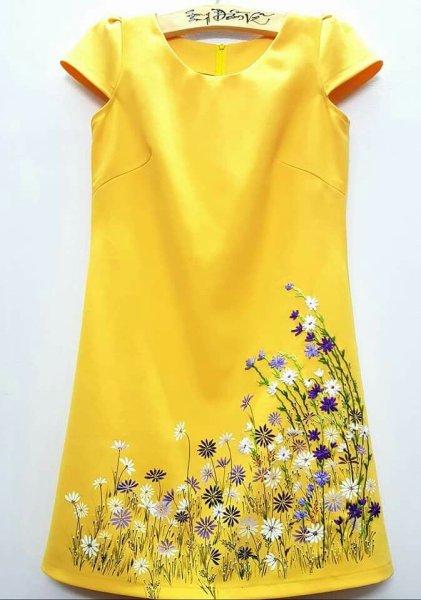 Вышивка на желтой одежде