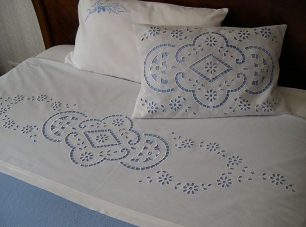 Постельное белье с вышивкой Ришелье