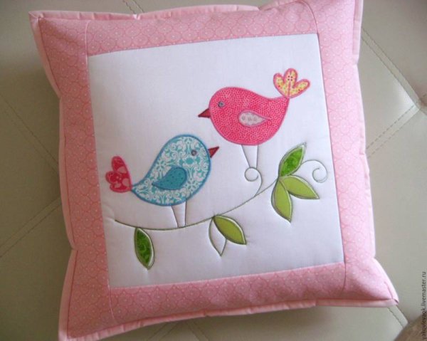 Подушки с аппликацией из ткани