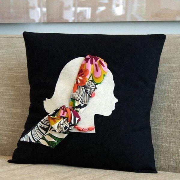 Диванные подушки с аппликацией