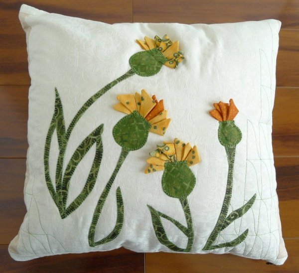 Подушки с аппликацией из ткани