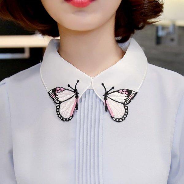 Блузка с вышитым воротником