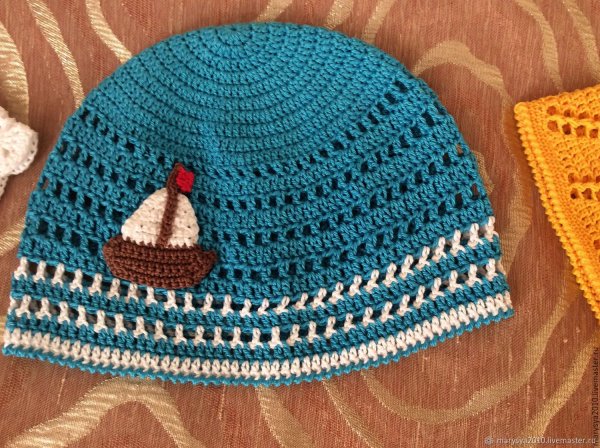Летняя вязаная шапочка для мальчика