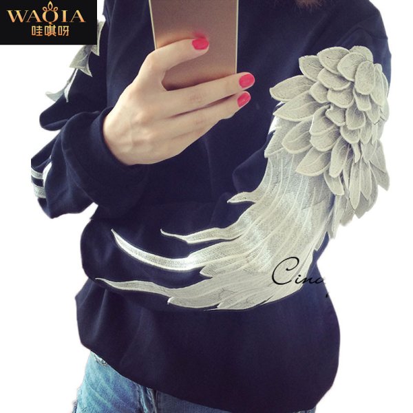 Кофта с крыльями на рукавах