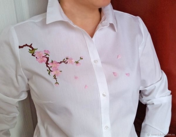 Вышивка на белой рубашке