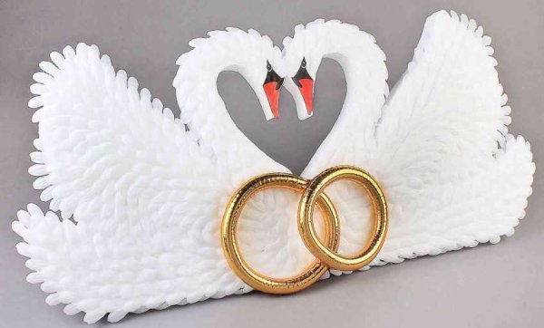 Обручальные кольца с лебедями