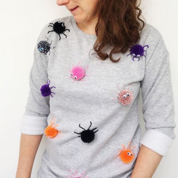 Свитер с аппликацией