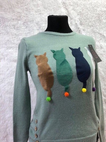 Аппликации на женском джемпере