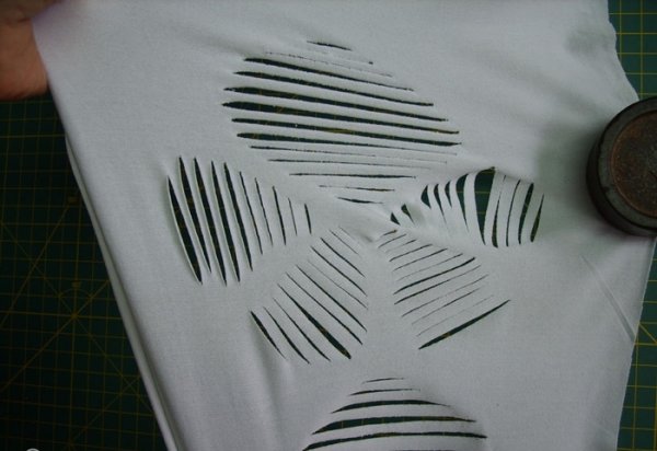 Декор футболки ножницами