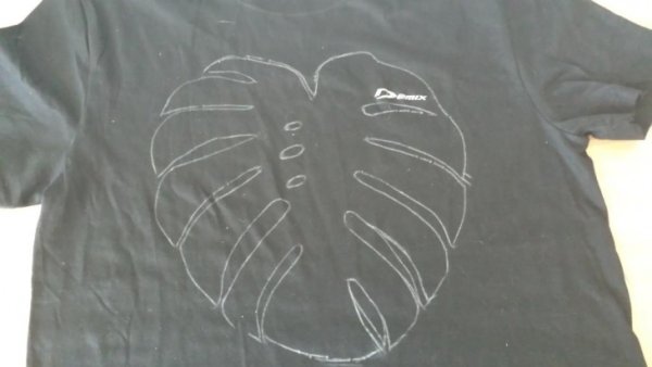 Вырезная аппликация на футболке