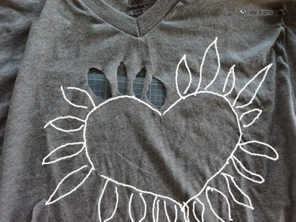 Декор футболки прорезями