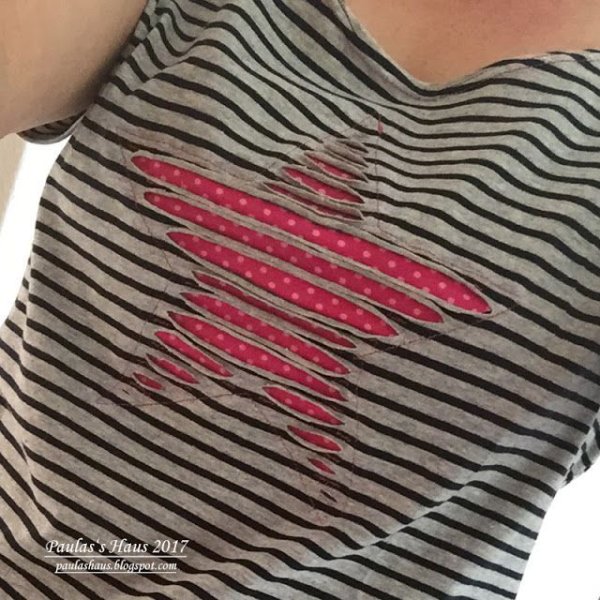 Декор футболки прорезями