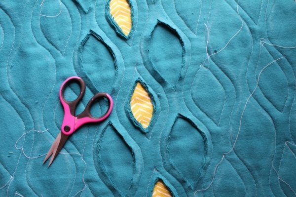 Прорезная аппликация на джинсе