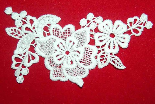 Пришивная аппликация из кружева