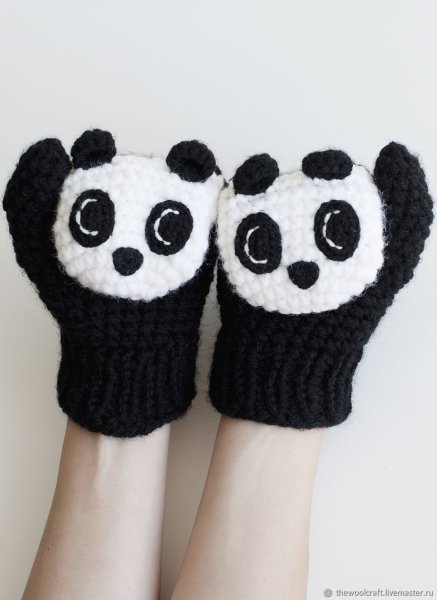 Вязаные варежки Панда