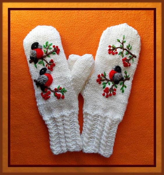 Вышивка на вязаных варежках