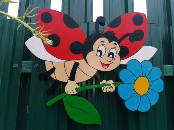 Украшение забора в детском саду