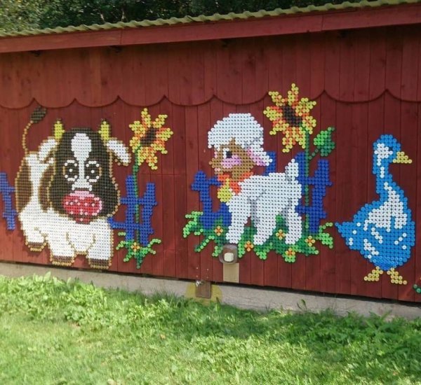 Забор из пластиковых крышек