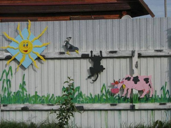 Украсить забор из профнастила