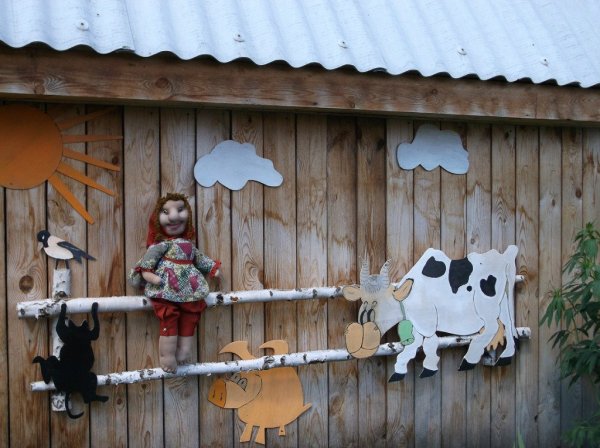 Украшение забора на даче