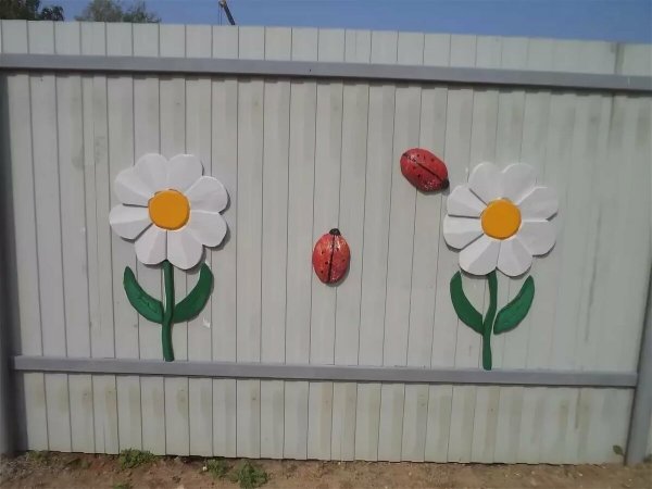Украсить забор в детском саду