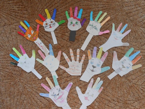 Ладонь на палочке поделка