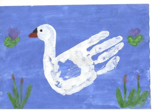 Рисование ладошкой лебедь