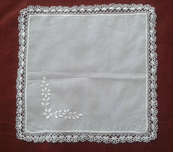 Старинный носовой платок с вышивкой