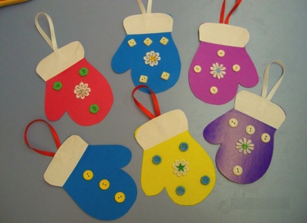 Ёлочные игрушки с детьми в детском саду