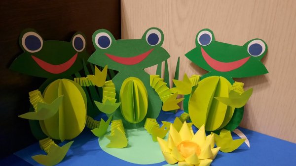 Лягушка из цветной бумаги для детей