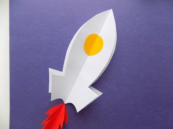 Ракета из цветной бумаги