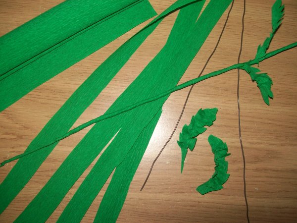 Листья из гофрированной бумаги