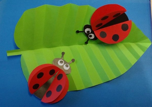 Божья коровка из цветной бумаги