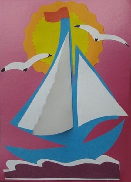 Поделка ребенка кораблик из цветной бумаги