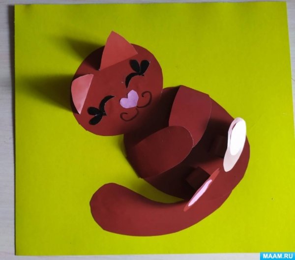 Котик с клубочком из бумаги