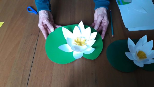 Поделка кувшинка из бумаги
