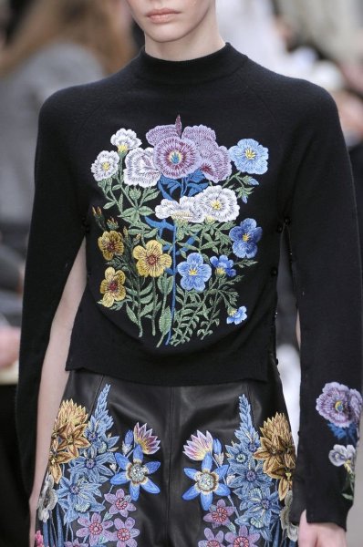 Стильная вышивка на одежде