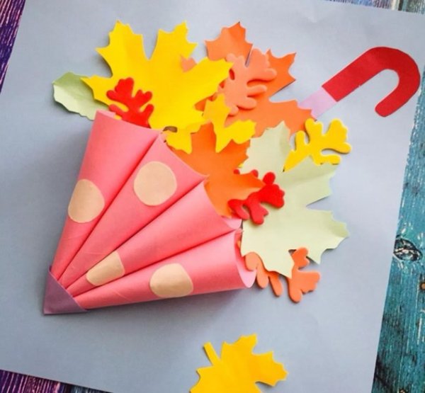 Поделка зонтик из цветной бумаги с осенними листьями