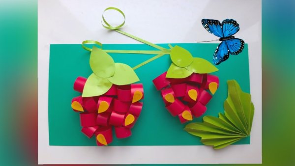 Клубника из цветной бумаги